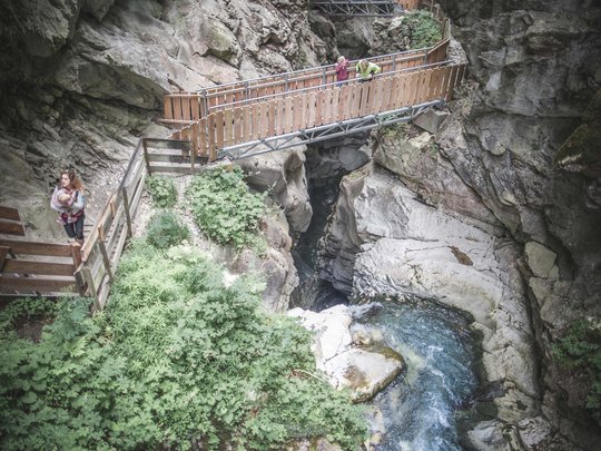 Dall’hotel a Colle Isarco a 3 stelle verso l’avventura Ponti di legno sopra una gola rocciosa con un fiume impetuoso sotto