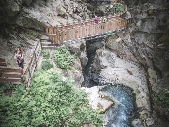 Hotel Panorama in Gossensass – Unterkunft zum Träumen Holzbrücken über eine felsige Schlucht mit einem rauschenden Fluss darunter