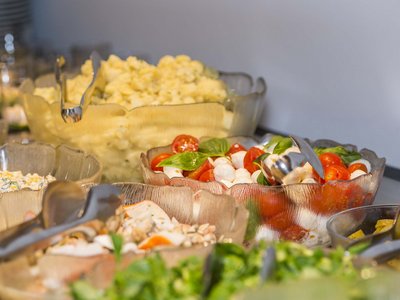 Hotel in Pflerschtal: rooms and offers Various salads and vegetables in glass bowls with serving utensils