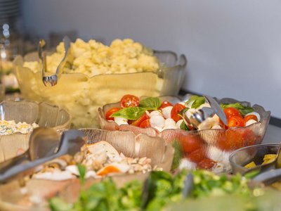 Hotel in Pflerschtal: rooms and offers Various salads and vegetables in glass bowls with serving utensils