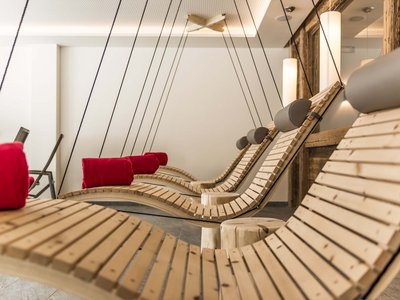 Hotel in Pflerschtal: Aktivhotel Panorama Hanging wooden loungers with red cushions in a modern relaxation room