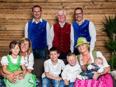 Hotel in Pflerschtal: Aktivhotel Panorama Multigenerational family in traditional attire in front of wooden wall