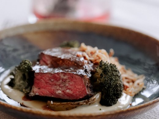 Genuss aus Pflersch: Hotel Panorama Medium gebratenes Steak mit Brokkoli und Sauce auf einem Teller