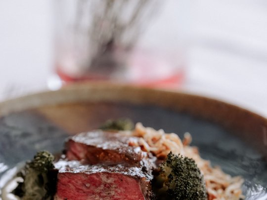 Hotel im Pflerschtal: Aktivhotel Panorama Medium gebratenes Steak mit Brokkoli und Sauce auf einem Teller