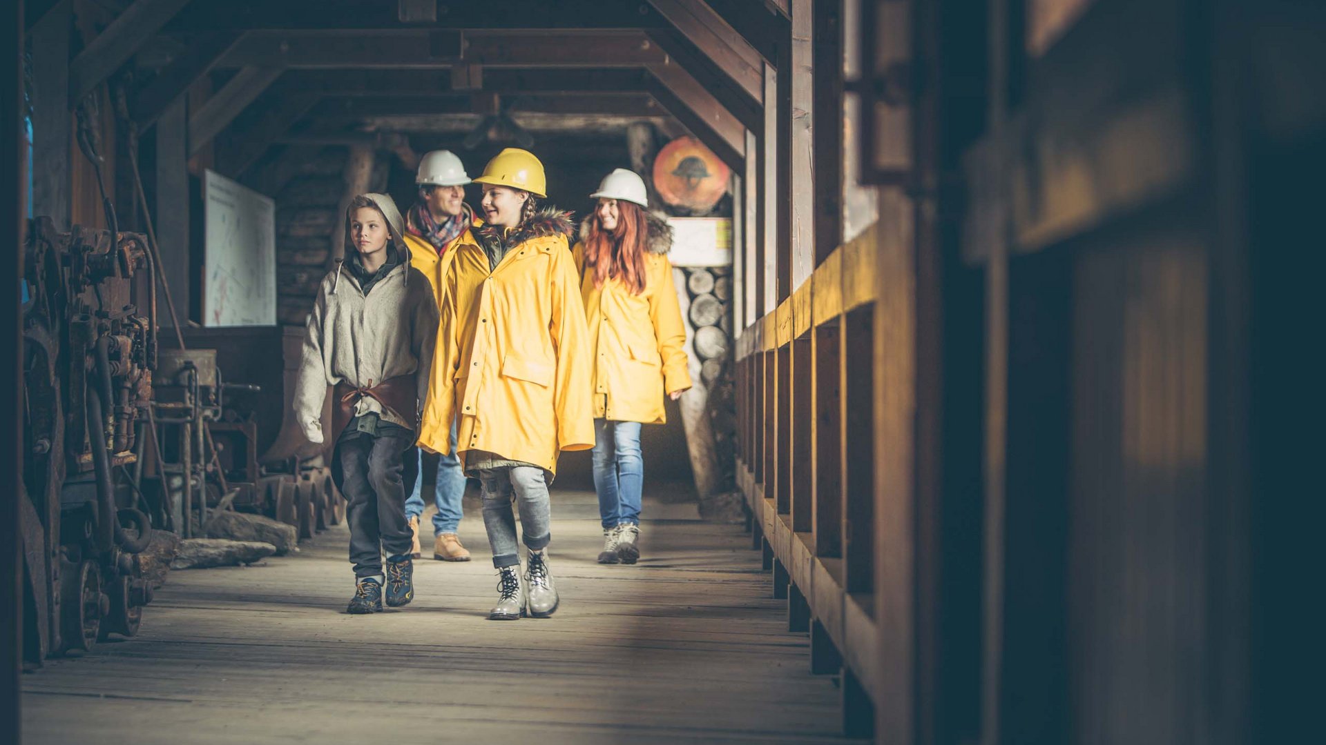 Hotel mit Bergpanorama und GossensassCARD Gruppe von Menschen in Schutzhelmen und gelben Jacken in einer Holzkonstruktion