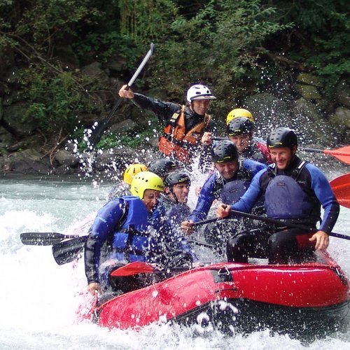 I nostri alloggi a Colle Isarco: una base per mille avventure Gruppo che fa rafting in acque bianche su un gommone gonfiabile con caschi e giubbotti