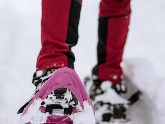 Family hotel vicino a Vipiteno: “hallo” e benvenuti! Persona con ciaspole e pantaloni rossi sulla neve