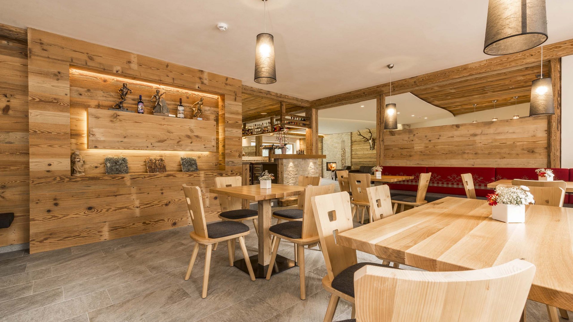 Genuss aus Pflersch: Hotel Panorama Gemütlicher moderner Gastraum mit Holzmöbeln und warmem Licht