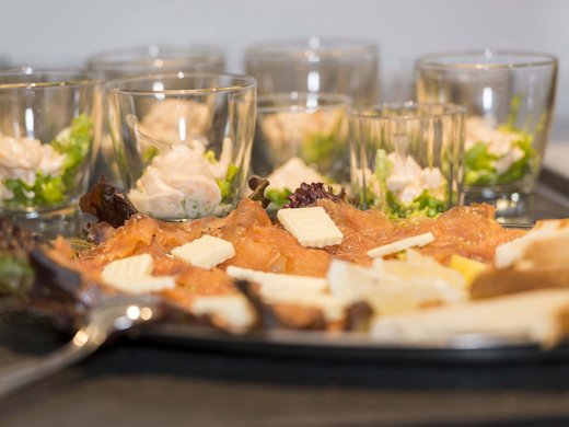 Il Panorama: il vostro family hotel e i suoi servizi inclusi Piatto di antipasti con salmone affumicato, burro e piccoli bicchieri con insalata