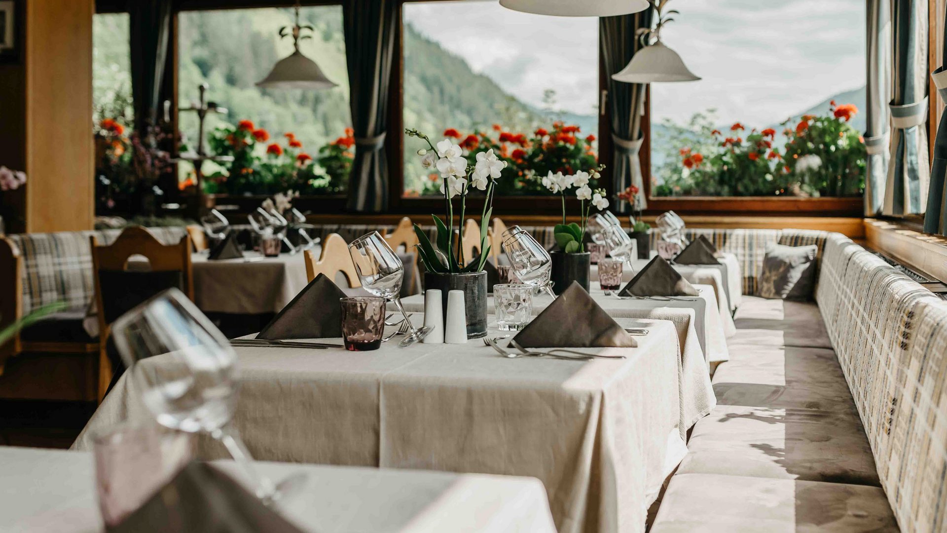 Culinary delights from Pflersch: Hotel Panorama Elegantly set restaurant tables with flowers and mountain view