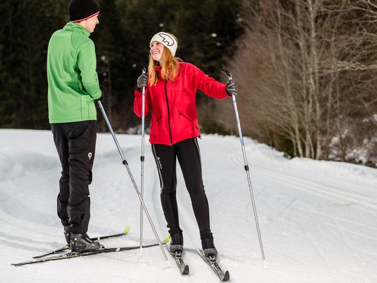 Pflerschtal: Skigebiet, Wandergebiet und mehr Zwei Personen beim Langlaufen im Schnee mit Skistöcken nahe Wald