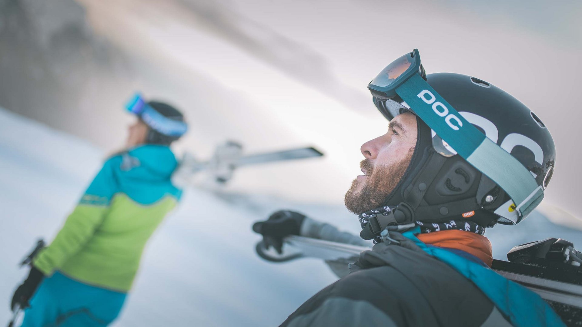 Skifahren in Ladurns Zwei Skifahrer mit Helm und Skibrille stehen im Schnee