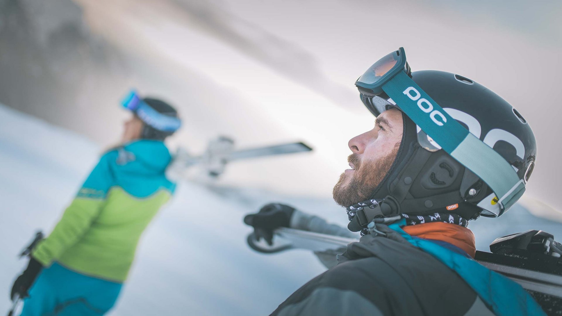Vacanze invernali in Val di Fleres Due sciatori con casco e maschera da sci sulla neve