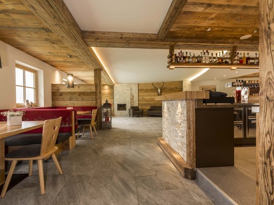 Hotel in Pflerschtal: Aktivhotel Panorama Cozy restaurant with wooden decor, red seating booths, and bar area