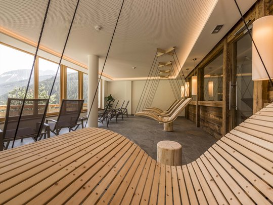 Familienhotel in Sterzing: hoi und herzlich willkommen! Moderne Ruhezone mit Holzschaukeln und Blick auf Berge