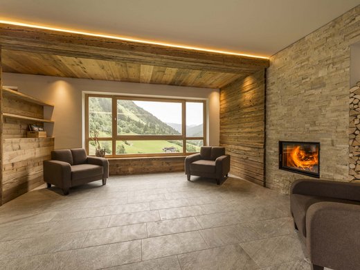 Il Panorama: il vostro family hotel e i suoi servizi inclusi Stanza accogliente con camino, vista sulle montagne e tre poltrone