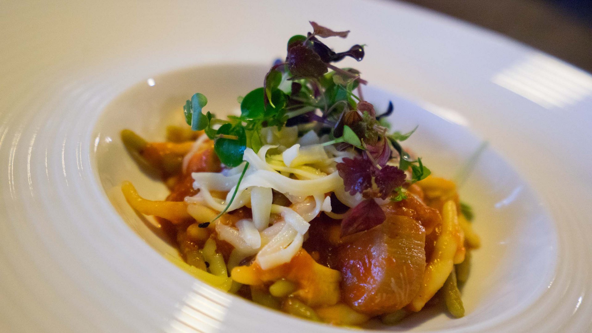 Genuss aus Pflersch: Hotel Panorama Pasta mit Tomatensauce, Kartoffeln und frischen Kräutern auf weißem Teller