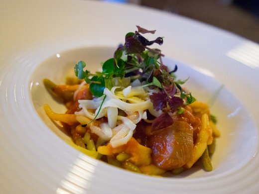 Genuss aus Pflersch: Hotel Panorama Pasta mit Tomatensauce, Kartoffeln und frischen Kräutern auf weißem Teller