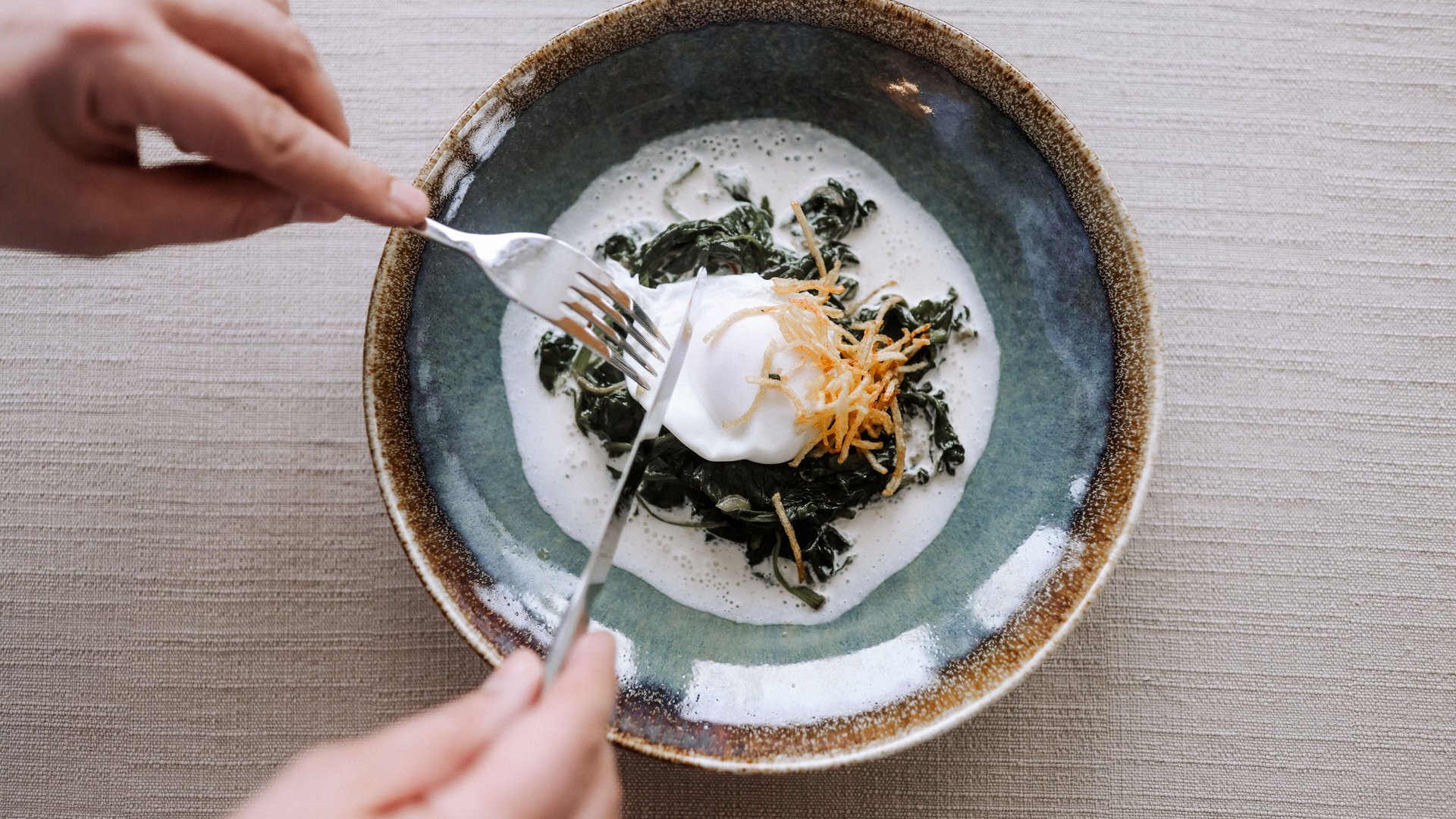 Culinary delights from Pflersch: Hotel Panorama Pasta with tomato sauce, potatoes and fresh herbs on a white plate