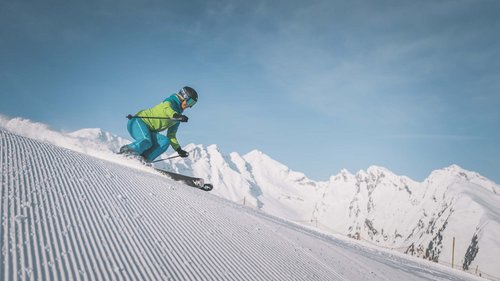Südtiroler Wanderhotel: Zimmer und Preise Skifahrer auf präparierter Piste vor verschneiten Bergen
