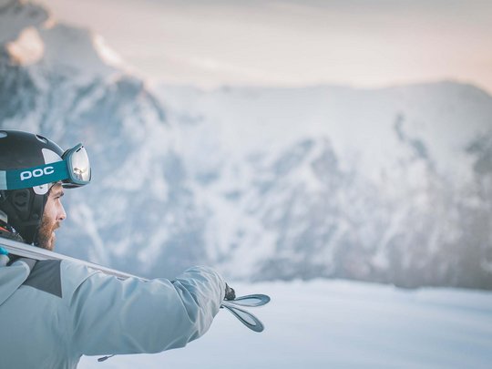 Vacanze invernali in Val di Fleres Scalatore con casco e sci guarda le montagne innevate