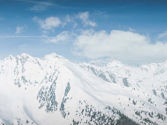 Pflerschtal: Skigebiet, Wandergebiet und mehr Panorama schneebedeckter Berge unter blauem Himmel mit Wolken
