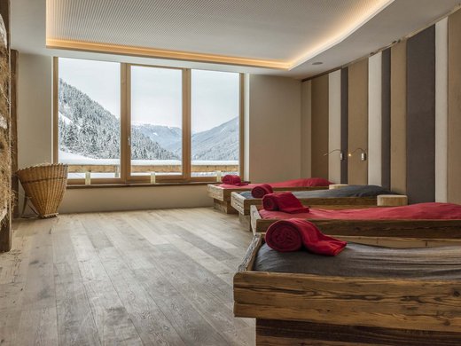 Hotel in Pflerschtal: Aktivhotel Panorama Relax room with wooden loungers and panoramic view of snowy mountains