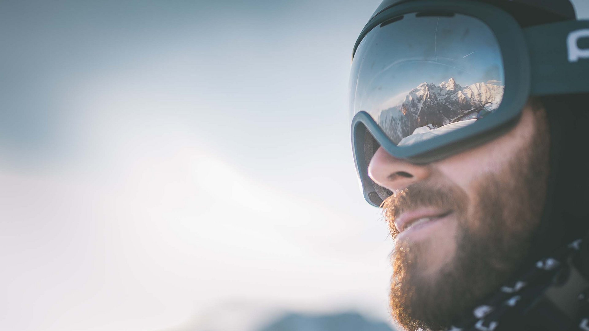 Pflerschtal: Skigebiet, Wandergebiet und mehr Mann mit Skihelm und Spiegelung verschneiter Berge in der Skibrille