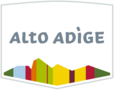 Logo con montagne colorate e scritta Alto Adige