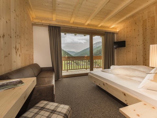 Hotel in Pflerschtal: Aktivhotel Panorama Cozy wooden room with balcony and mountain view