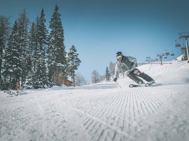 Skifahren in Ladurns Skifahrer auf präparierter Piste bei klarem Himmel im Winter